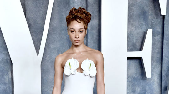 Modelka a aktivistka Adwoa Aboah v kreácii...