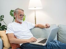 dôchodca, muž, laptop