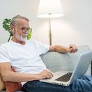 dôchodca, muž, laptop