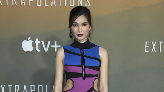 Herečka Gemma Chan v kreácii Louis Vuitton na...