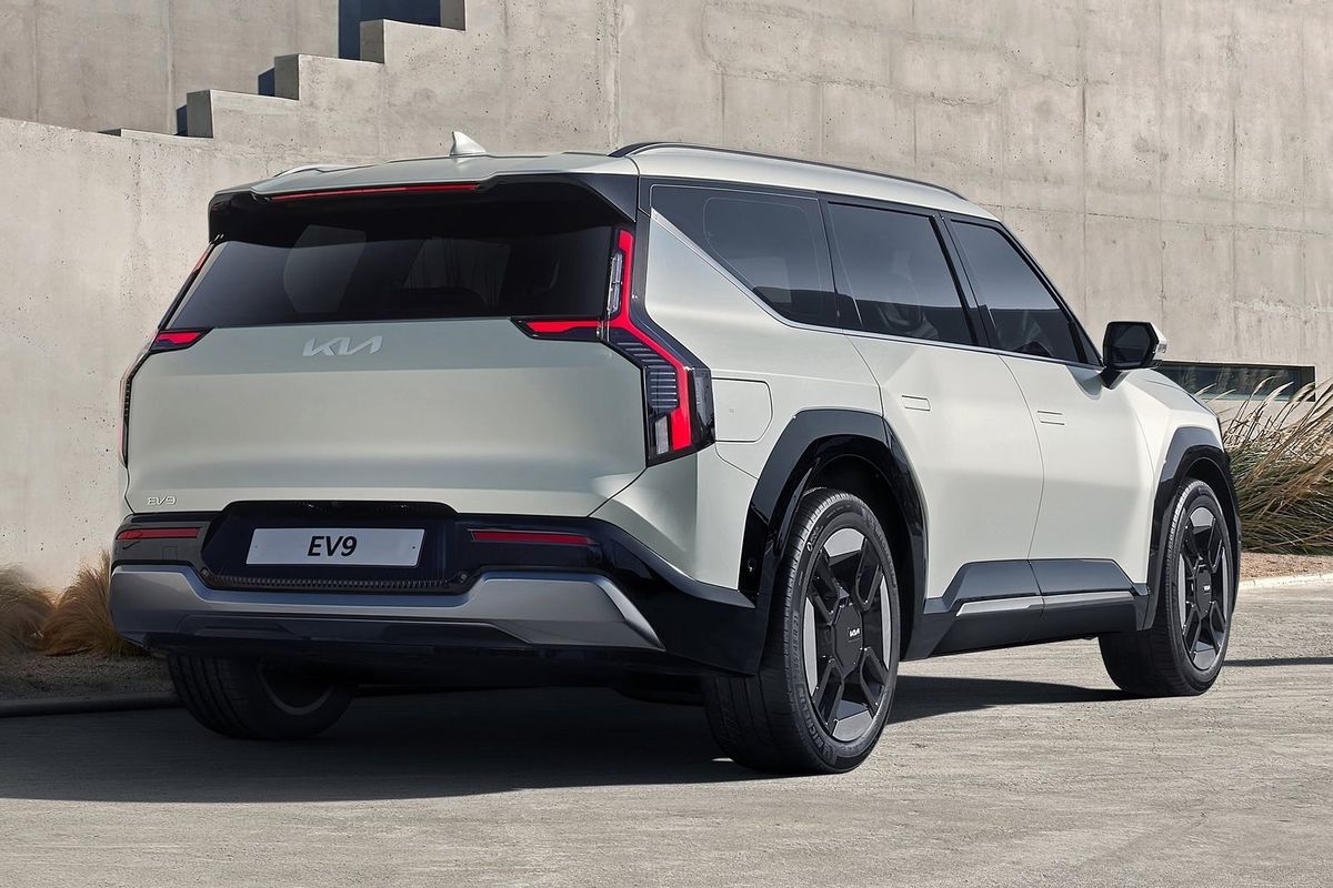 Kontrast z profilu vytvára robustný pontón SUV,...