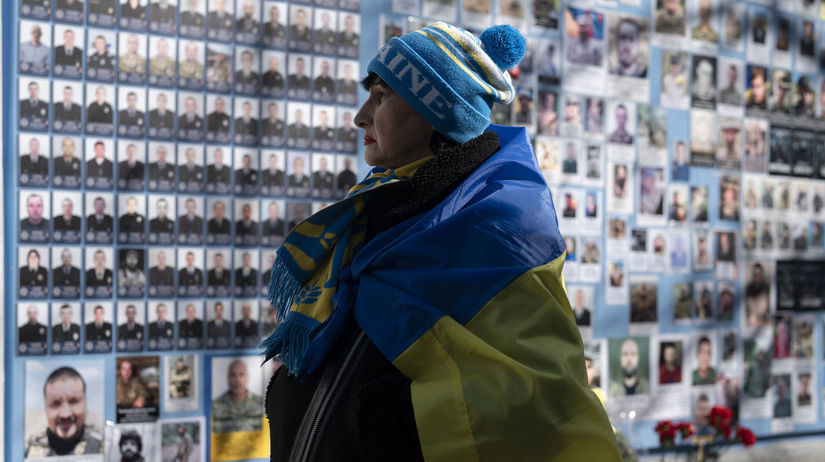 Ukrajinka pred Pamätným múrom obrancov Ukrajiny...