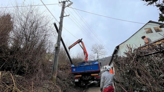 Výmena stĺpov v historickom meste je náročná.  