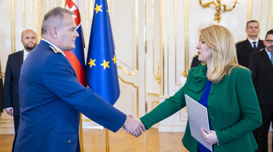 Na snímke brig. gen. Róbert Kleštinec povýšený...