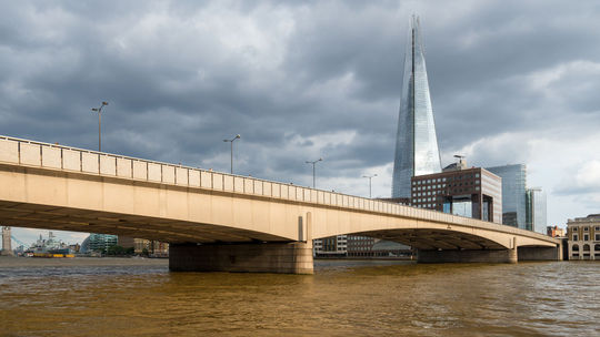 Pred 50 rokmi Alžbeta II. otvorila London Bridge. Dostal sa aj do slávneho filmu s Hughom Grantom