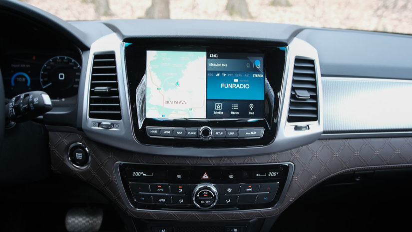 Infotainment je na úrovni. Rexton má...