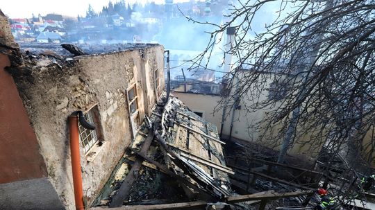 Sur la place au centre de Banská Štiavnica, un...