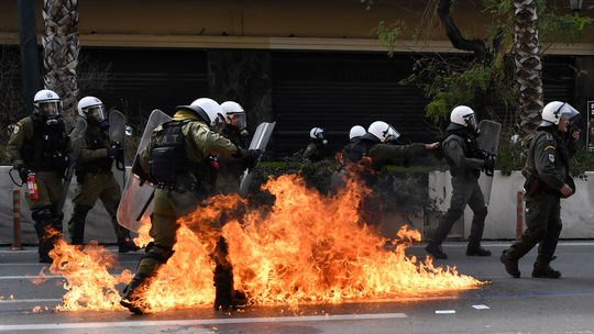 Po protestoch po tragickej vlakovej nehode v Grécku prepustili policajného šéfa