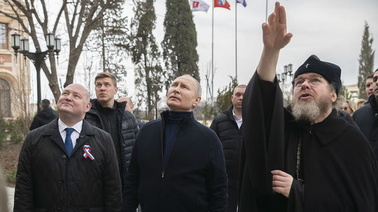 Putin po Sevastopole prišiel do anektovaného Mariopoľu. Doletel vrtuľníkom, v meste šoféroval