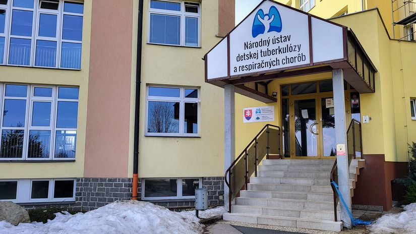 Hlavný vchod do ústavu.