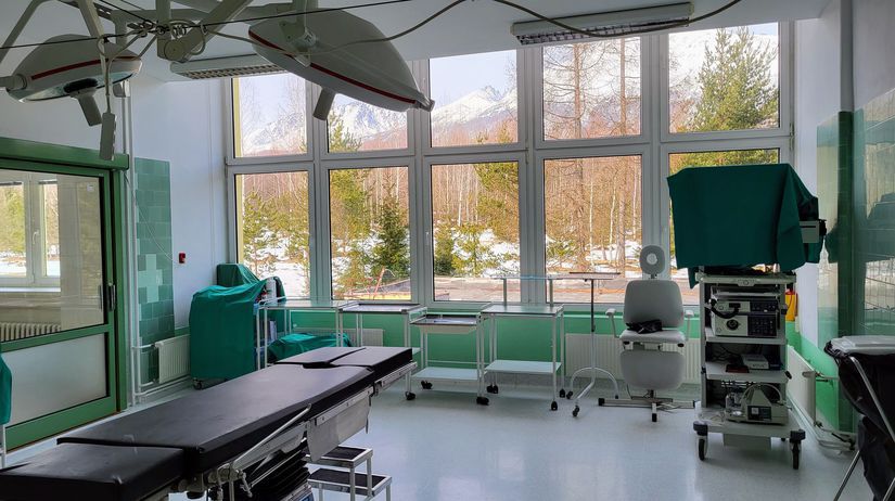 Operačná sála s výhľadom na Vysoké Tatry s...