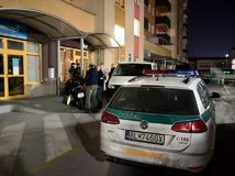 Tragédia v Petržalke: Muž a žena zomreli po páde z okna, v ich byte našli mŕtve dieťa