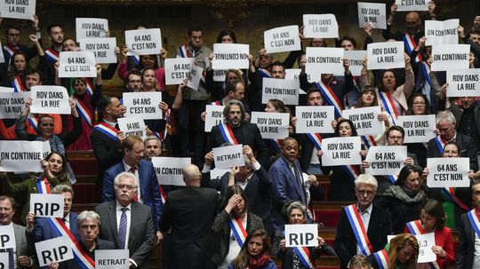 Francúzska vláda prežila dve hlasovania o vyslovení nedôvery