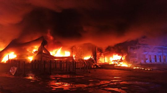 Ničivé inferno: Plamene zničili v Nových Zámkoch kamión i halu. Škoda je miliónová