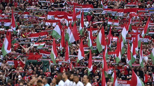UEFA ustúpila. Maďarským fanúšikom povolila vlajky veľkého Uhorska