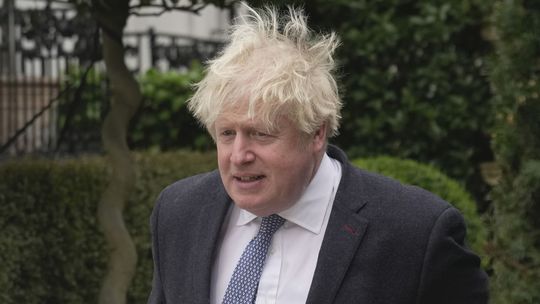 Opitý vodič sa preukázal falošnými dokladmi, s fotkou Borisa Johnsona