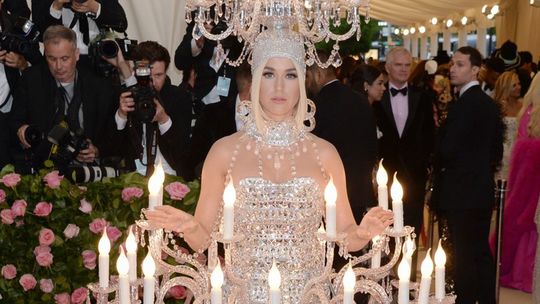 Katy Perryovú obliekol ako luster, z krásky Hadidovej spravil živú kyticu: Dizajnér Scott končí v značke Moschino