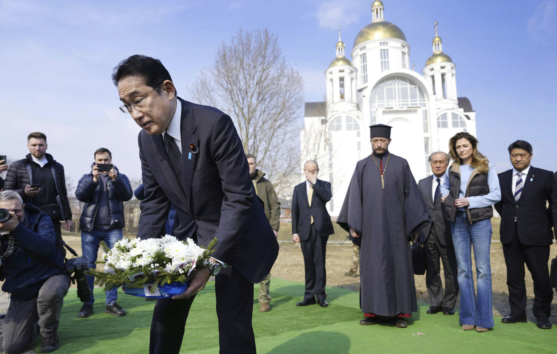 Japonský premiér Fumio Kišida kladie veniec...