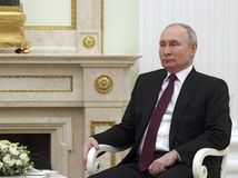 Putinove nepokojné nohy a ruka v kŕči opäť rozvírili špekulácie o jeho zdravotnom stave