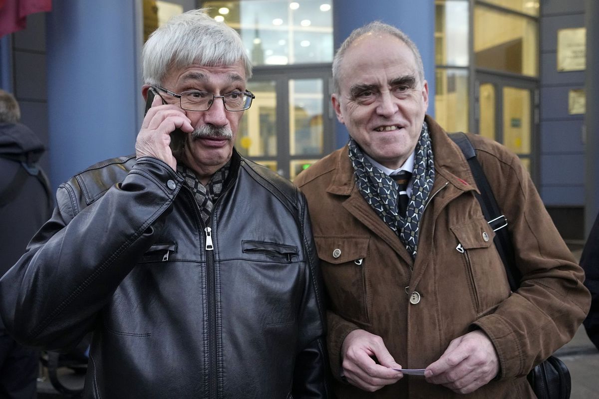 Oleg Orlov (vľavo) a Jan Rachinsky opúšťajú 7....