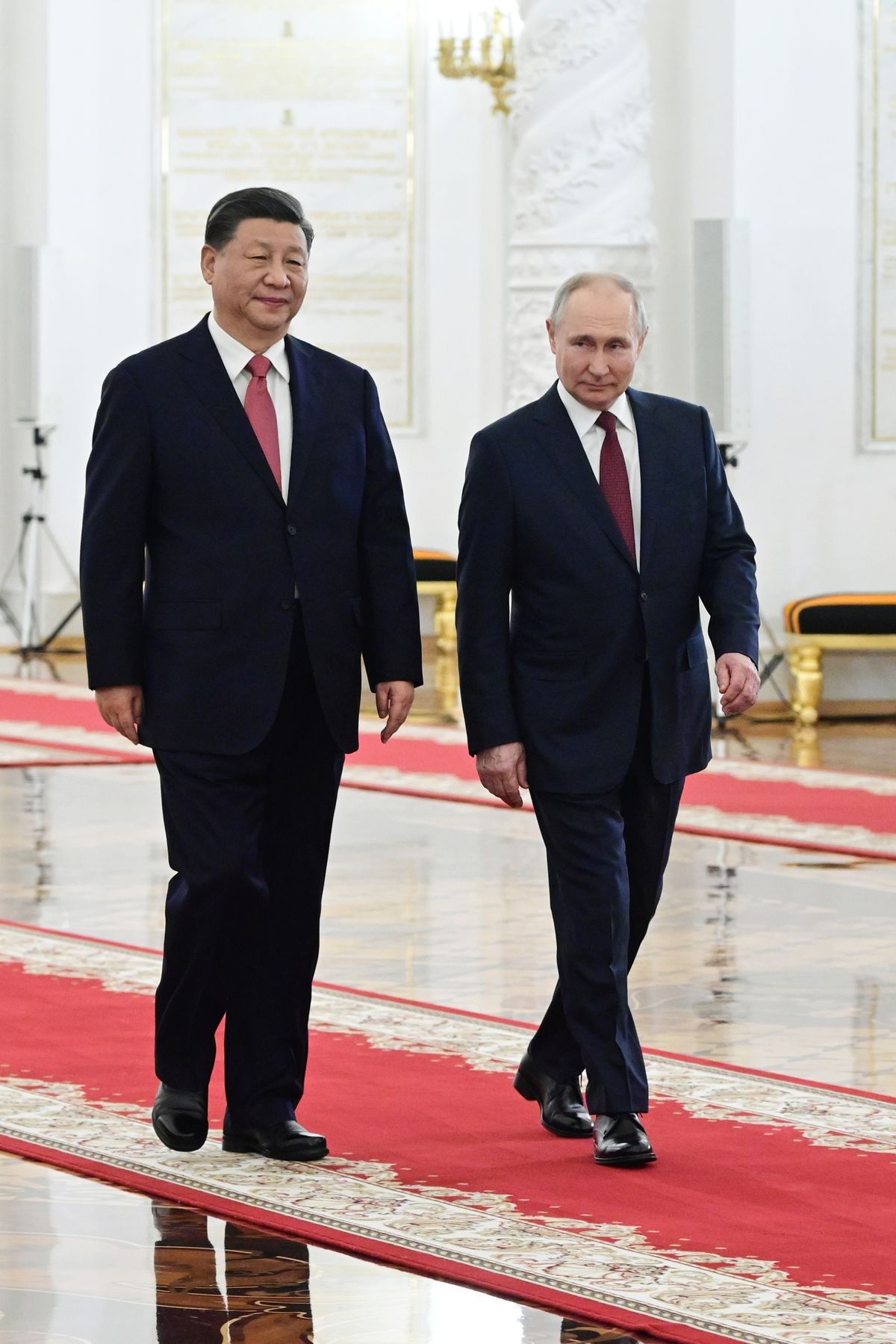 Ruský prezident Vladimir Putin (vpravo) a...