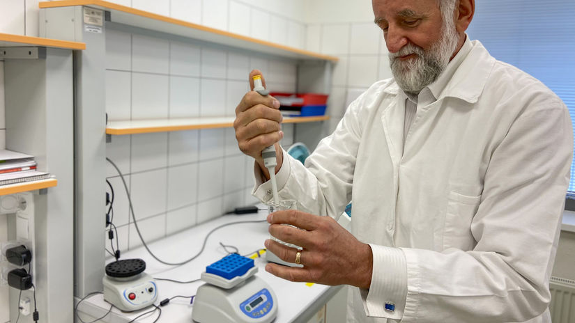 Dr. Alojz Bomba vo svojom laboratóriu.