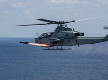 Un AH-1Z Viper avec Marine Light Attack Helicopter Squadron (HMLA) 267, 3rd Marine Aircraft Wing, tire un missile AGM-114 Hellfire à portée 176, Okinawa, Japon, le 14 février 2017. HMLA 267 a mené une