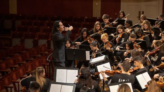 Diriguje umelecký riaditeľ združenia Superar...