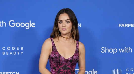 Herečka Lucy Hale na podujatí Fashion Trust...