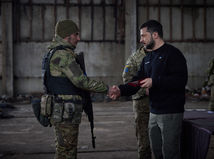 ONLINE: Zelenskyj navštívil pozície armády neďaleko Bachmutu a ocenil vojakov