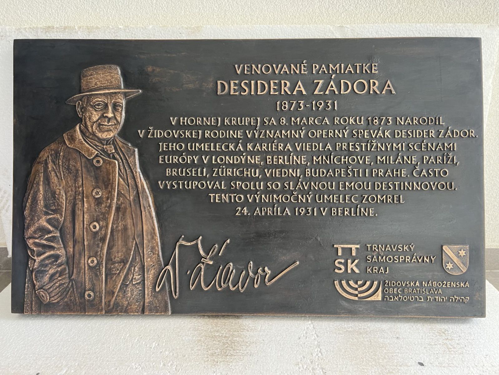 Pamätná tabuľa venovaná Desiderovi Zádorovi.