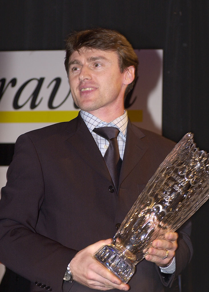 Ľubomír Moravčík s víťaznou trofejou v roku...