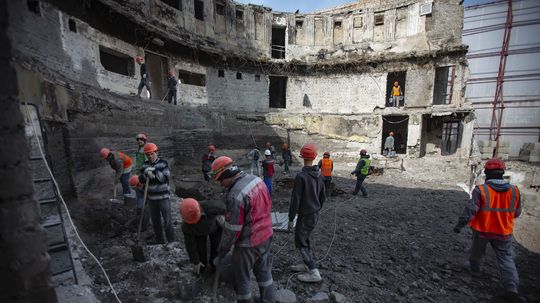 Stavební robotníci upratujú zvyšnú časť...