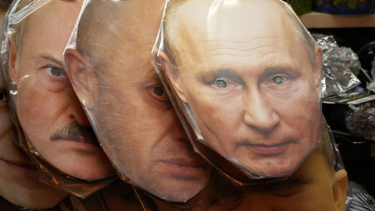 Rusko bolo podľa Putina blízko k občianskej vojne. Uctil si pilotov zabitých v boji proti vzbúrencom