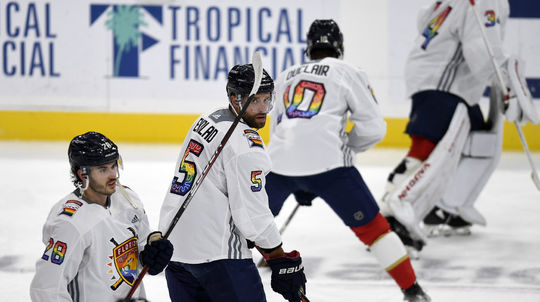 Proti prúdu šla sedmička hráčov. NHL otočila, rozkorčuľovanie v dúhových dresoch zmizne