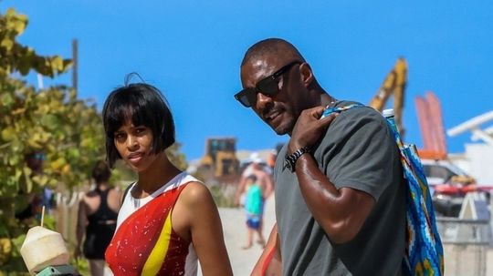 Plážový plejboj? Ani náhodou! Najhorúcejší kandidát na Jamesa Bonda sa od manželky nepohne ani v Miami