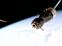 Poškodený Sojuz sa bez posádky vrátil z...