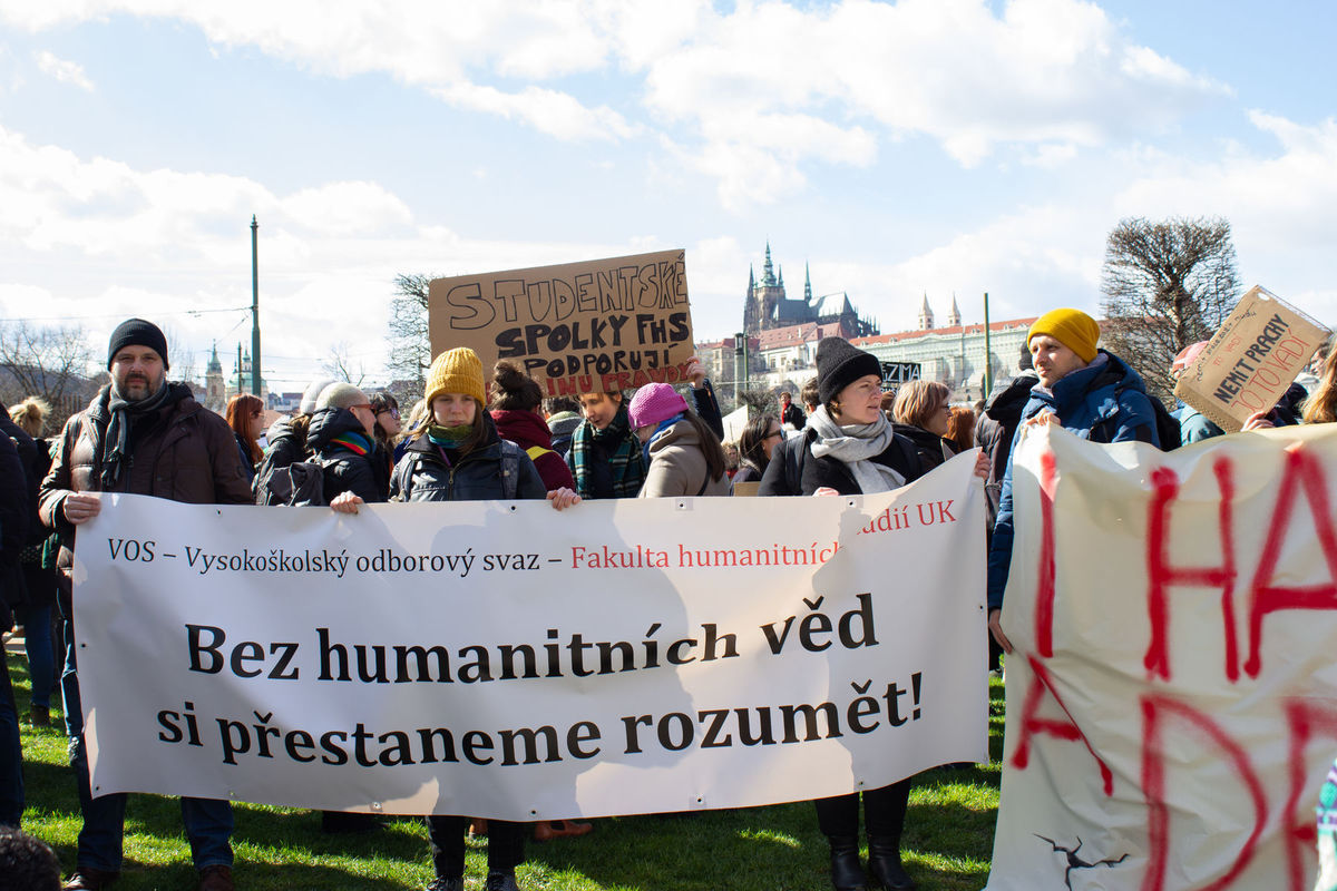 Vyučujúci a študenti vysokých škôl na proteste...