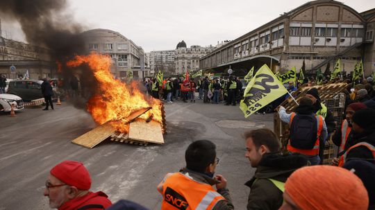 Francúzsko zasiahla desiata vlna protestov. Nasadili rekordný počet policajtov