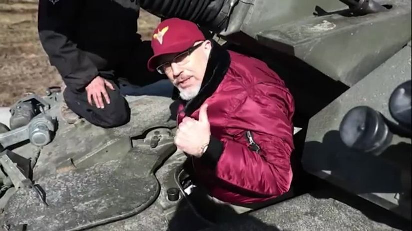 Oleksij Reznikov v britskom tanku Challenger