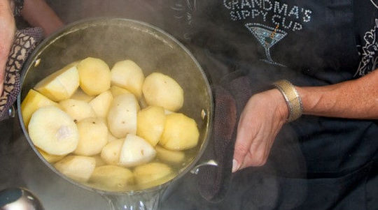Vylievate vodu, v ktorej ste varili zemiaky? Nerobte túto chybu