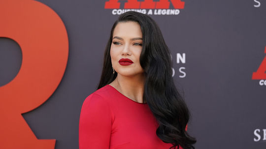 Žena v červenom, za ktorou sa obzrie každý... doma má tri deti a v životopise status supermodelky