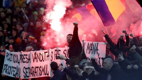 Veľké Maďarsko? Rumuni adresovali susedovi drsné transparenty a urážlivé pokriky