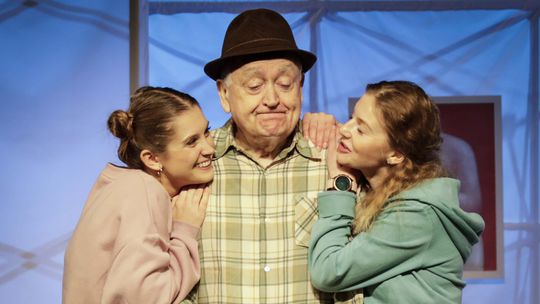 Dedo Karol (Stanislav Štepka) s vnučkami...