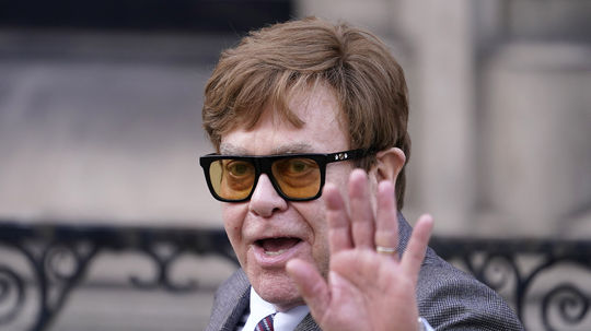 Elton John predstúpil pred britský parlament, poslancom poslal naliehavý odkaz