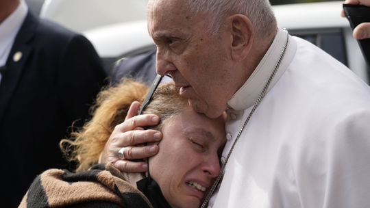 „Som stále nažive“, žartoval pápež František po prepustení z nemocnice