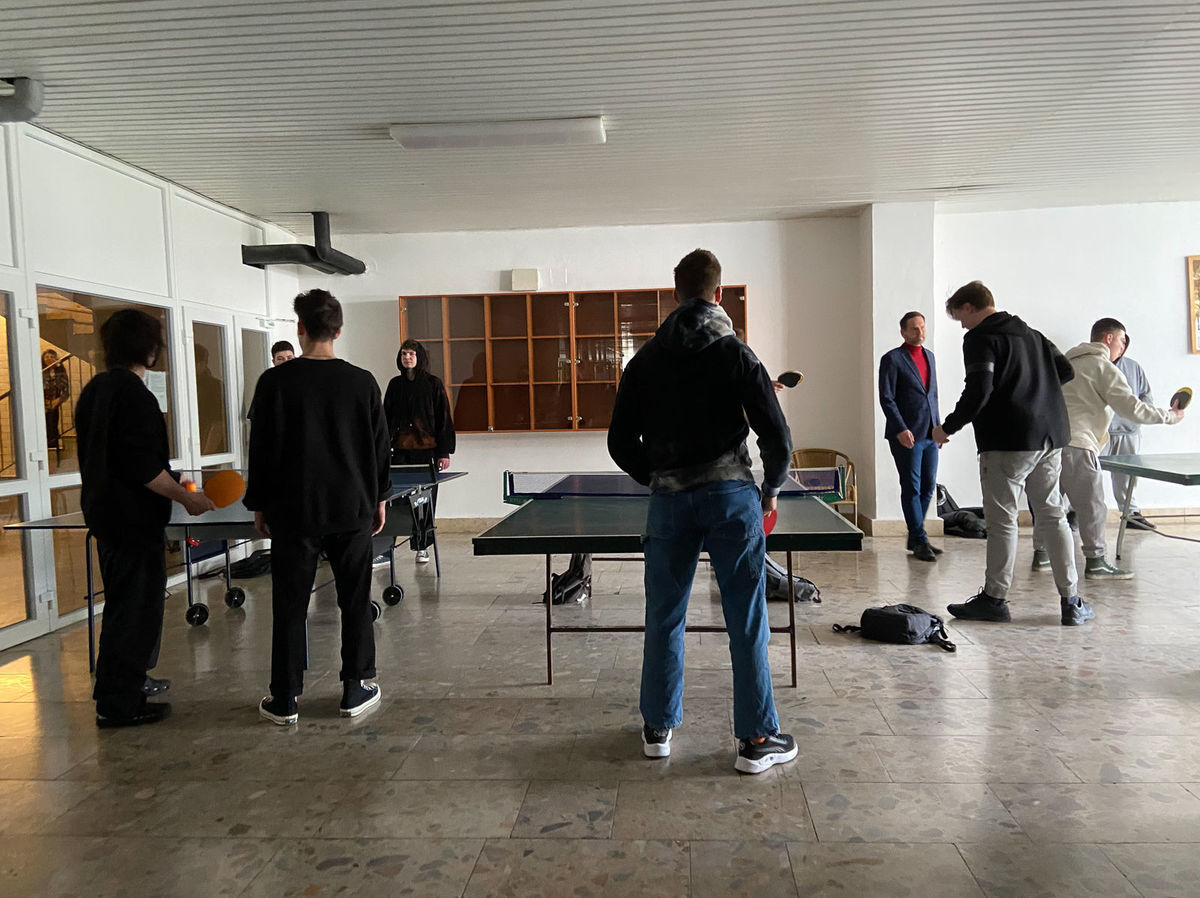 Študenti počas prestávky na Strednej odbornej...