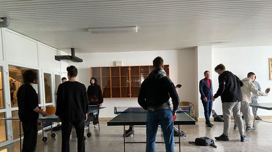 Študenti počas prestávky na Strednej odbornej...