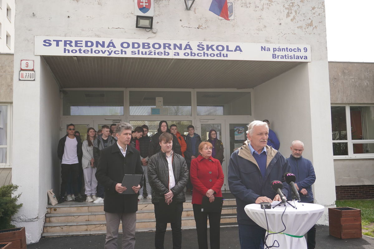 Riaditeľ Strednej odbornej školy...
