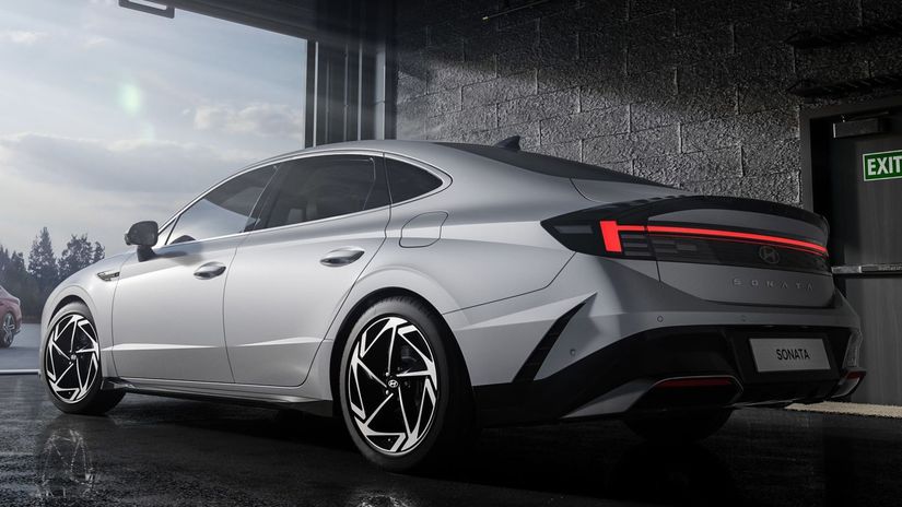 Hoci zozadu Sonata pripomína fastback, zvlášť s...
